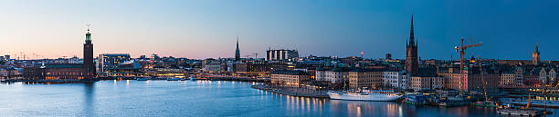 illuminé panorama emblématique de la ville de stockholm - riddarholmen photos et images de collection