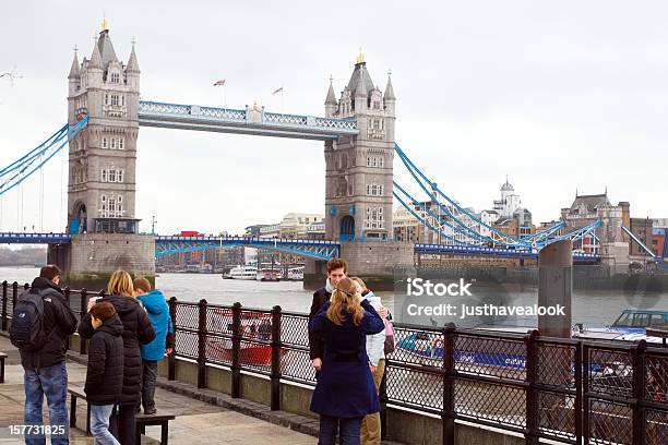 Con Tower Bridge - Fotografie stock e altre immagini di Acqua - Acqua, Adulto, Ambientazione esterna