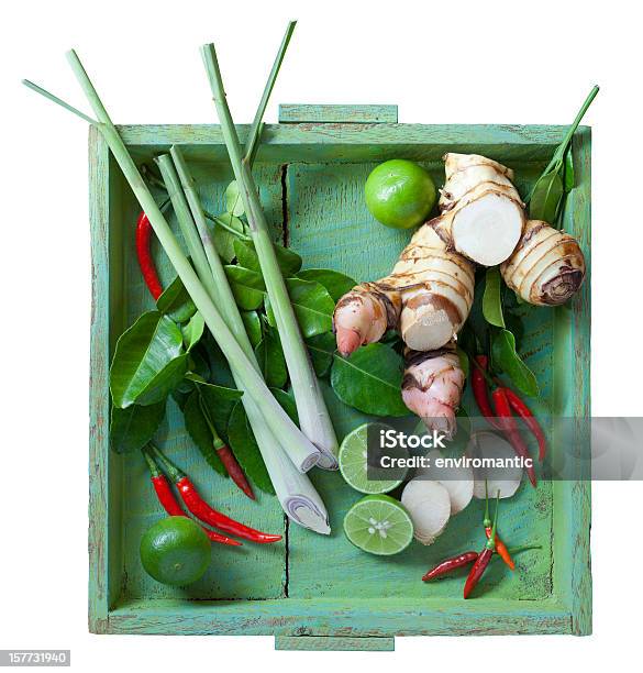 Sopa De Tom Yam Tailandés De Hierbas Sobre Viejo Verde Bandeja De Madera Foto de stock y más banco de imágenes de Ingrediente