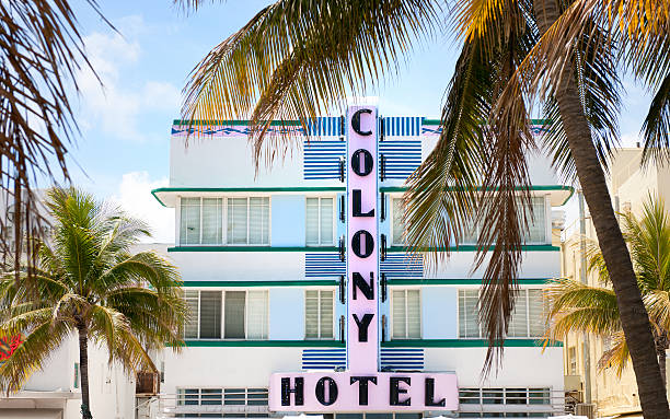 façade de colony hôtel sur ocean drive, à miami, en floride - colony photos et images de collection