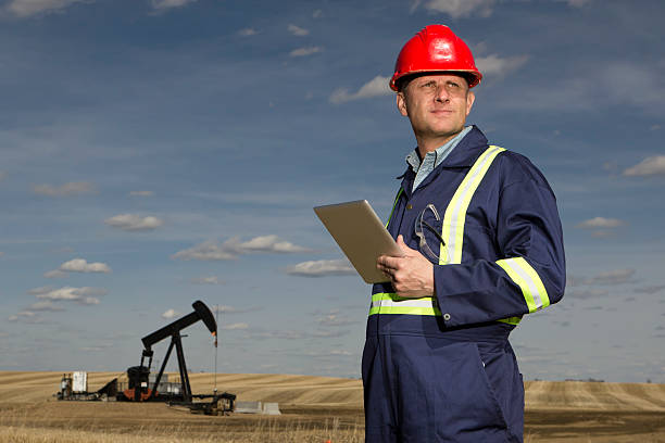olej i tabletką - oil industry digital tablet manual worker mining zdjęcia i obrazy z banku zdjęć