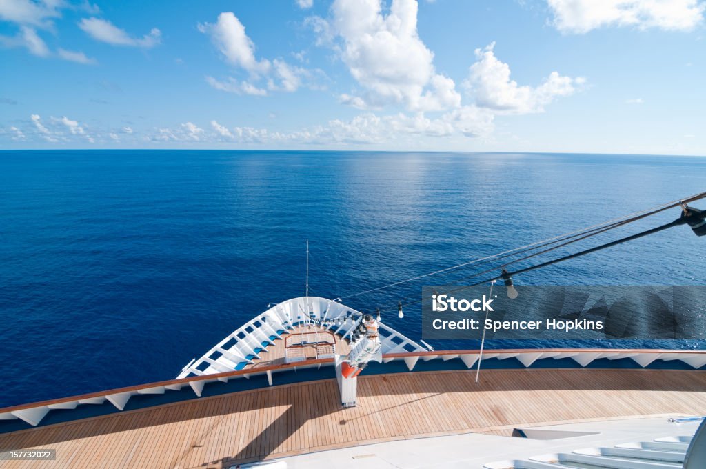 Navio de cruzeiro no mar aberto-Horizontal - Royalty-free Barco de Cruzeiro Foto de stock