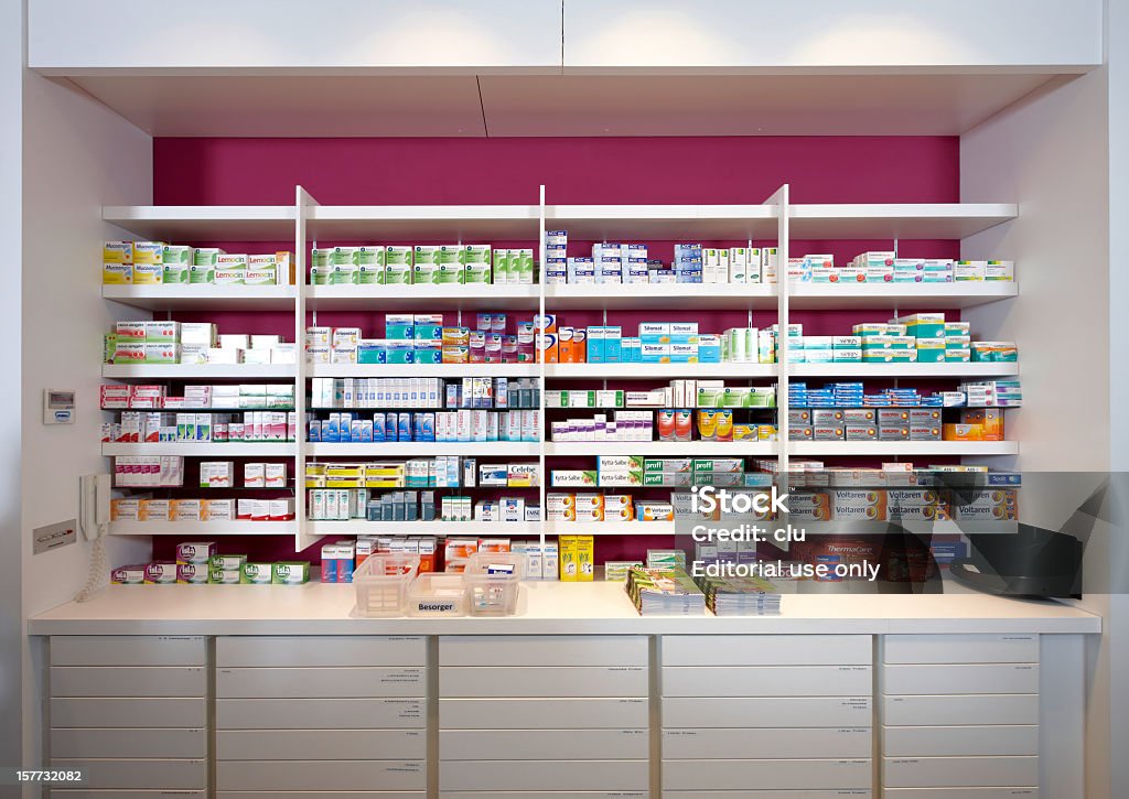 Вид на полках в аптеке - Стоковые фото Лекарство роялти-фри
