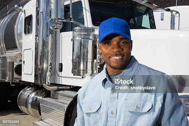 Sorridente Camionista - Fotografie stock e altre immagini di Camionista - Camionista, Camion articolato, Parte di macchina
