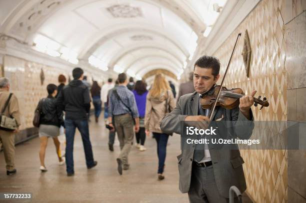 Musicista Ambulante Mosca - Fotografie stock e altre immagini di Adulto - Adulto, Artista di strada - Pittore, Camminare
