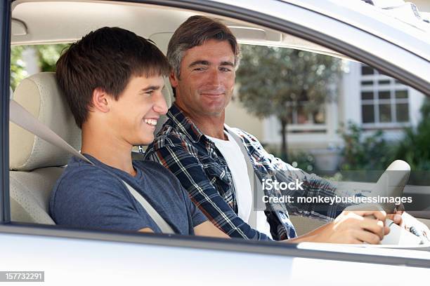 Padre Insegna Figlio Adolescente Di Unità - Fotografie stock e altre immagini di Guidare - Guidare, Adolescente, Padre