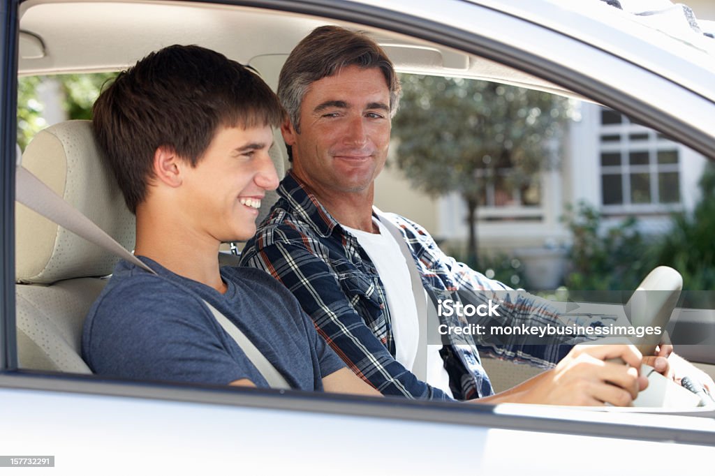 Pai ensinar o filho adolescente para Drive - Foto de stock de Dirigir royalty-free