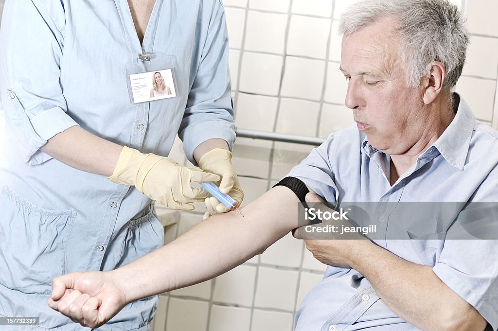 Krankenschwester mit Blut von Mann - Lizenzfrei Blut Stock-Foto