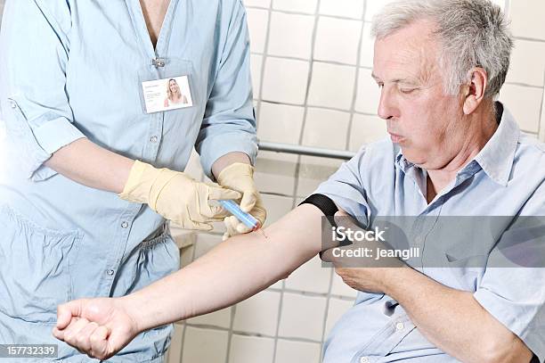 Krankenschwester Mit Blut Von Mann Stockfoto und mehr Bilder von Blut - Blut, Entfernen, Alter Erwachsener