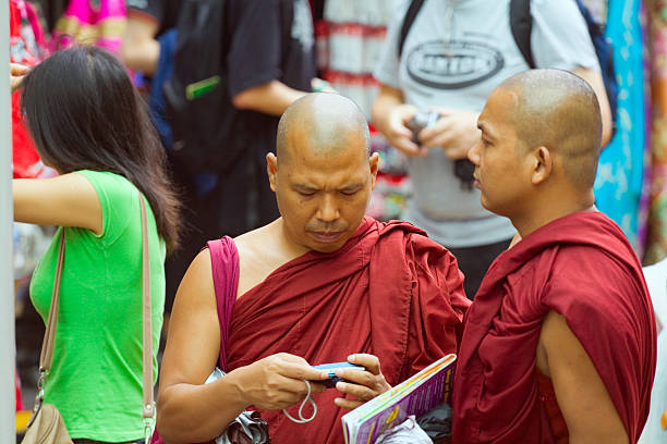 buddhistische mönche in sightseeing - editorial asia singapore tourist stock-fotos und bilder