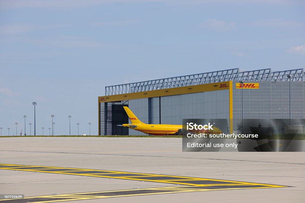 DHL Cargo Center no aeroporto de Leipzig/Halle - Foto de stock de Acabado royalty-free