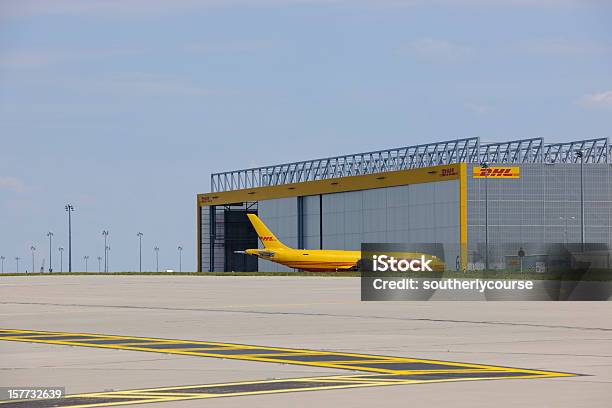 Foto de Dhl Cargo Center No Aeroporto De Leipzighalle e mais fotos de stock de Acabado - Acabado, Aeroporto, Frete