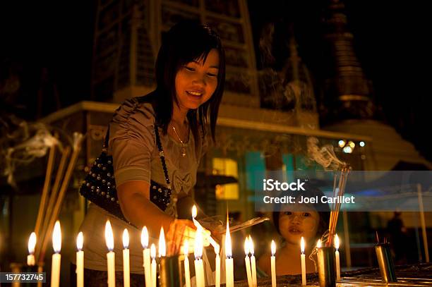 Foto de Birmanês Mãe E Filha No Pagode De Shwedagon e mais fotos de stock de Acender - Acender, Adulto, Asiático e indiano