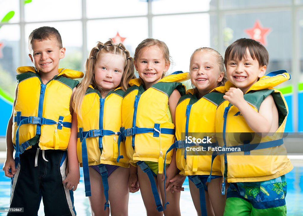 Le lezioni di nuoto - Foto stock royalty-free di Bambino piccolo