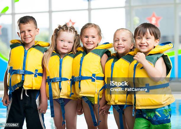 Le Lezioni Di Nuoto - Fotografie stock e altre immagini di Bambino piccolo - Bambino piccolo, Imparare, Nuoto