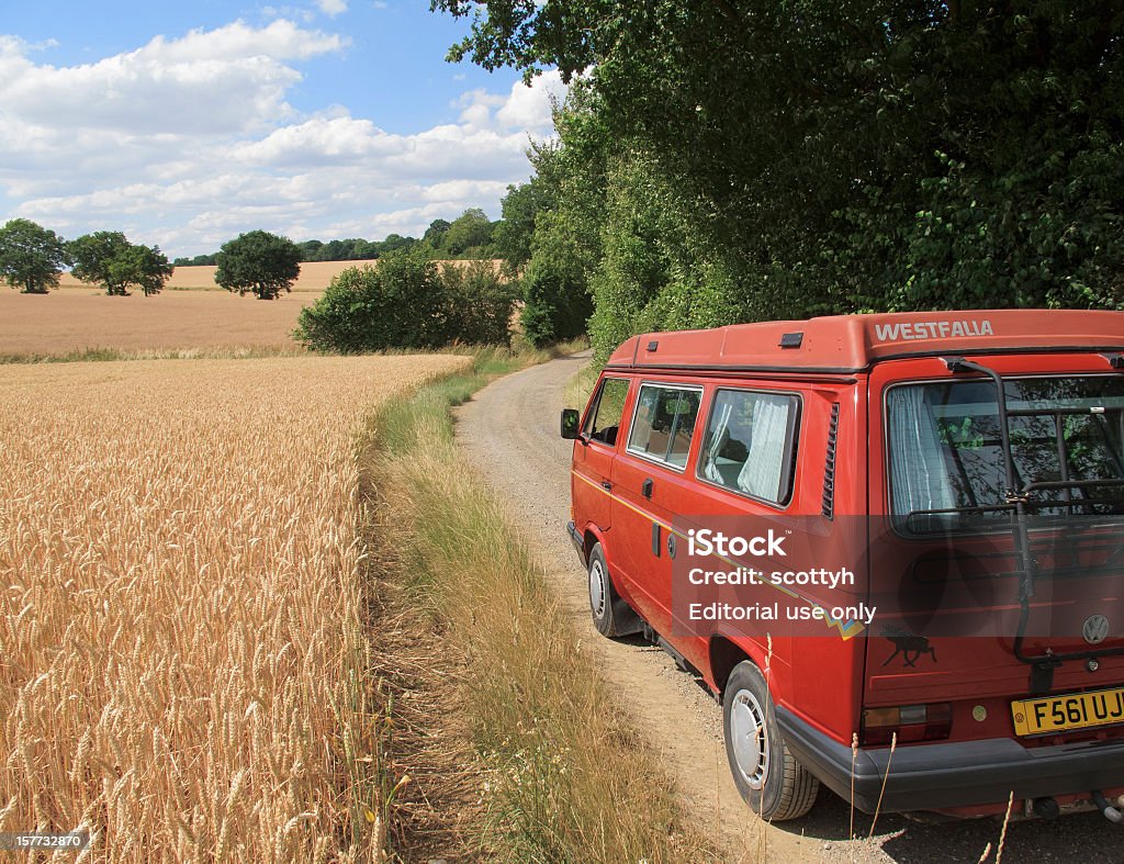 Vista de Westfalia campervan on country road - Foto de stock de Minifurgoneta libre de derechos