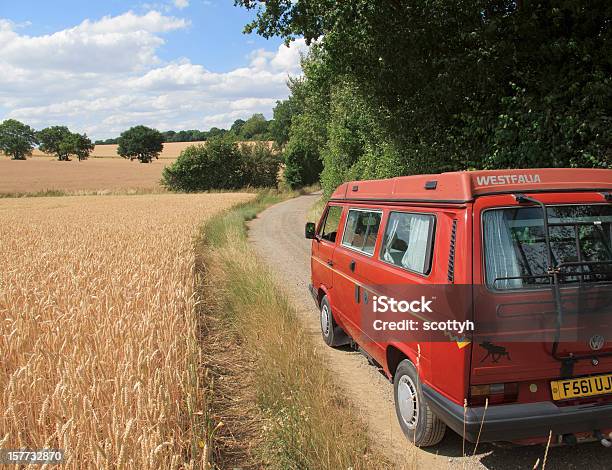 Photo libre de droit de Westfalia Campervan Vue Sur Route De Campagne banque d'images et plus d'images libres de droit de Monospace - Monospace, Rhénanie-du-Nord-Westphalie, Angleterre