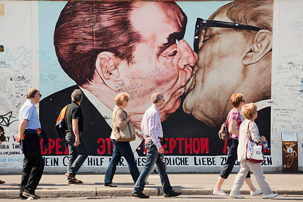 east side gallery - ponto turístico local - fotografias e filmes do acervo