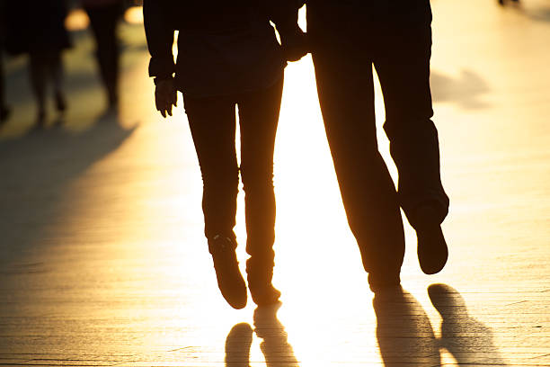 promenade romantique au coucher du soleil - shadow focus on shadow women sunset photos et images de collection