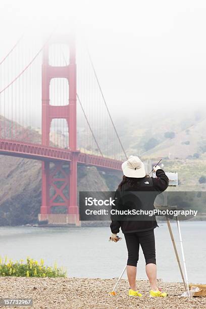 Artista Con Vernici Golden Gate Bridge Di Nebbia - Fotografie stock e altre immagini di Abilità - Abilità, Adulto, Arte