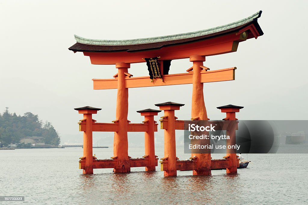 Santuário de Itsukushima Portal Xintoísta Japonês em Maré alta - Royalty-free Ao Ar Livre Foto de stock