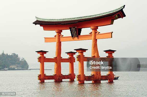 Santuário De Itsukushima Portal Xintoísta Japonês Em Maré Alta - Fotografias de stock e mais imagens de Ao Ar Livre