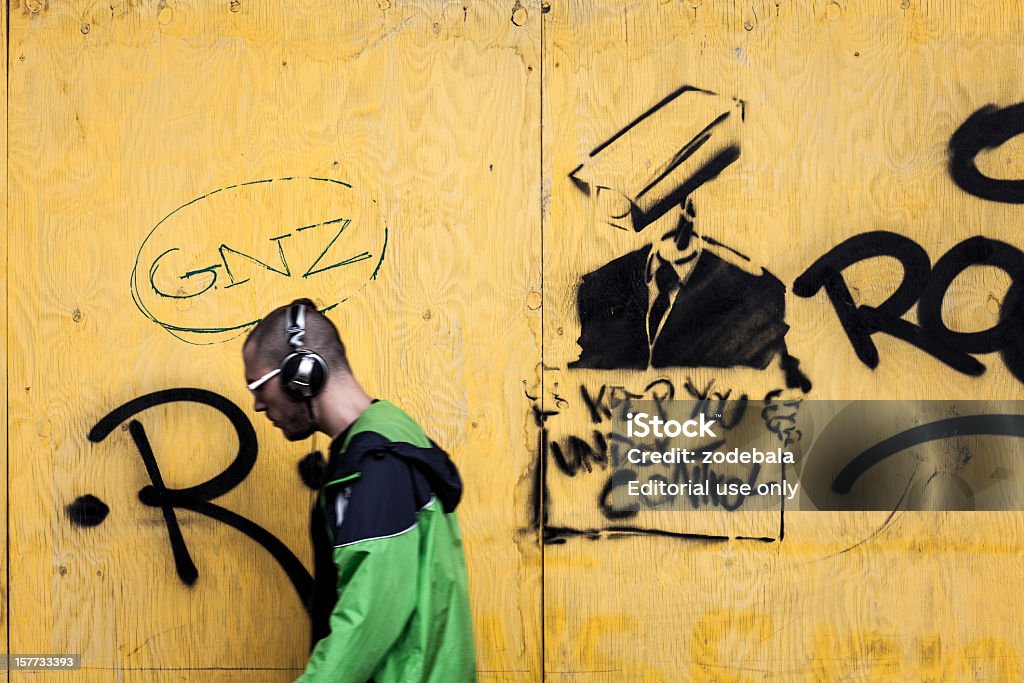Uomo a piedi e Videocamera CCTV Graffiti, Grande fratello - Foto stock royalty-free di Allerta