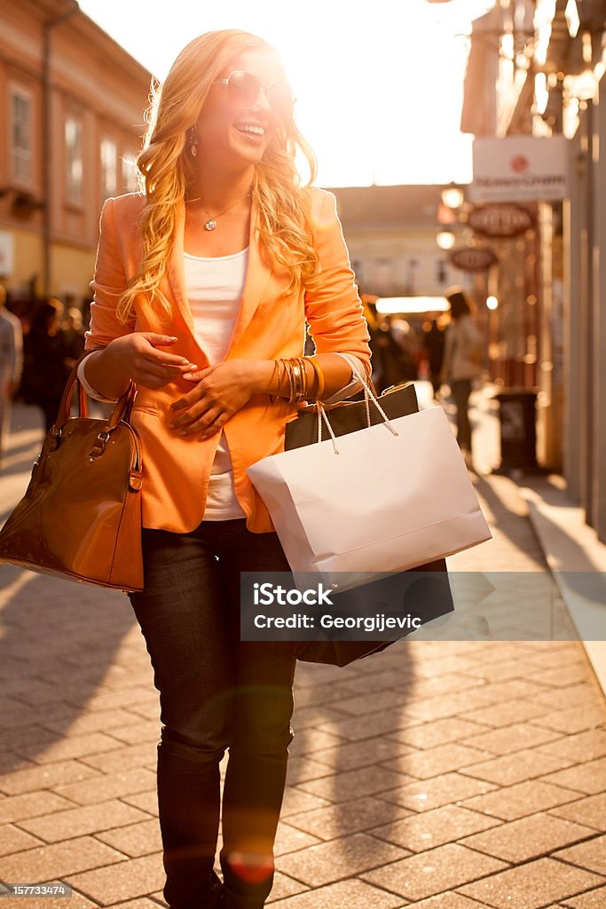 Chica feliz con bolsas de la compra - Foto de stock de Bolsa de la compra libre de derechos
