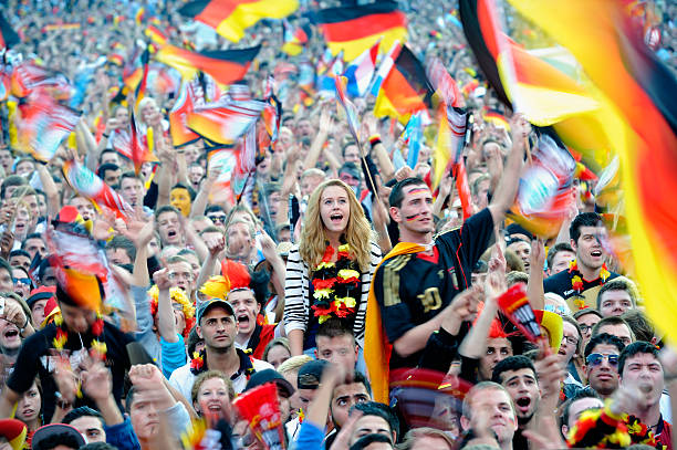 los fanáticos del fútbol en la zona de retransmisión pública brandenburger tor - campeonato europeo de fútbol fotografías e imágenes de stock