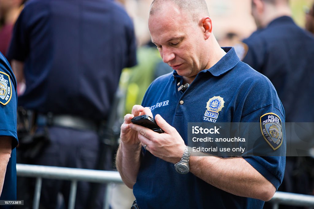 경찰 만들진 크라우드 자신의 모바일 전화, 뉴욕 - 로열티 프리 경찰관 스톡 사진