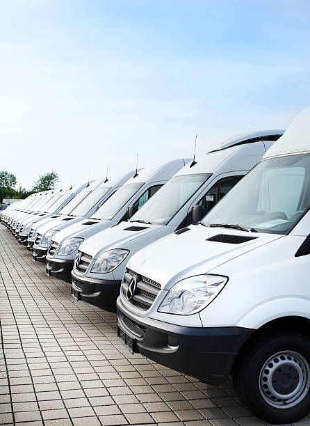 bianco mercedes-benz trasportatori in una riga - van white delivery van transportation foto e immagini stock