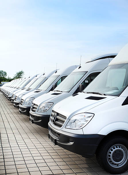 branco mercedes-benz transportadores em uma linha - convoy imagens e fotografias de stock