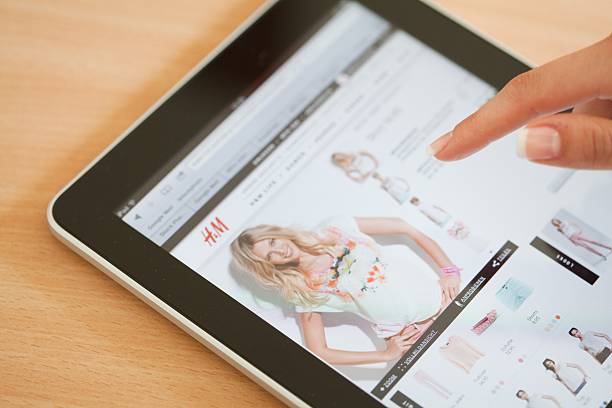 Online shopping with ipad at H&M Store  h and m stock pictures, royalty-free photos & images
