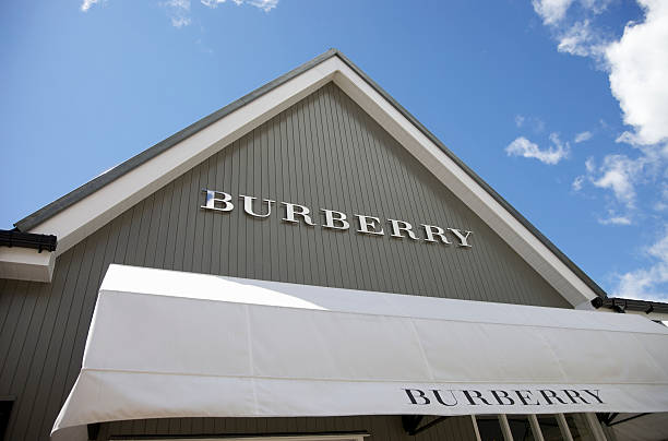 burberry の看板が見えます。 - jimmy choo ストックフォトと画像