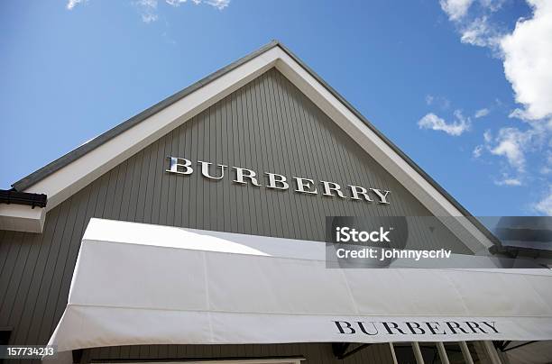 Burberry の看板が見えます - バーバリーのストックフォトや画像を多数ご用意 - バーバリー, イングランド, カジュアルウェア