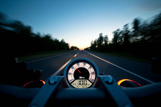 乗馬、モーターサイクルの高速道路の夕暮れ - motorcycle handlebar road riding ストックフォトと画像