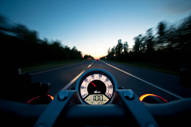 езда мотоцикл на шоссе в сумерки - motorcycle handlebar road riding стоковые фото и изображения