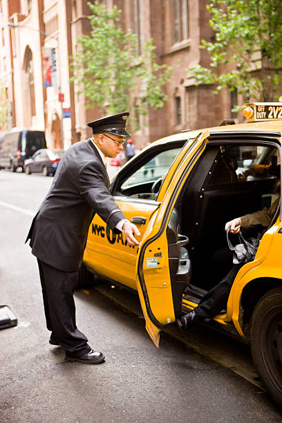 porteiro abrindo táxi, chegando ao hotel em nova york - door attendant - fotografias e filmes do acervo