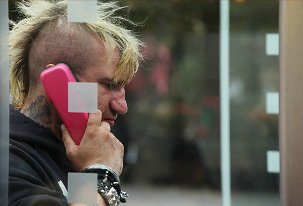 homem punk do deutsche telekom caixa de telefone de berlim, alemanha - tattoo men profile punk imagens e fotografias de stock