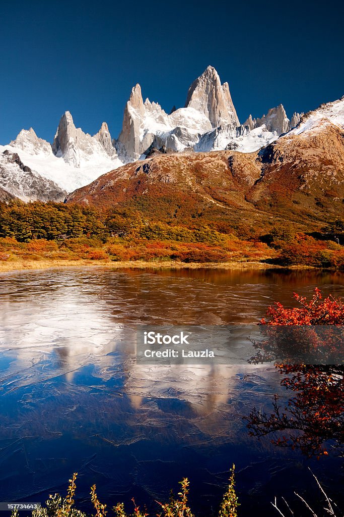 Fitz Roy sich in Icy Pond - Lizenzfrei Chalten Stock-Foto