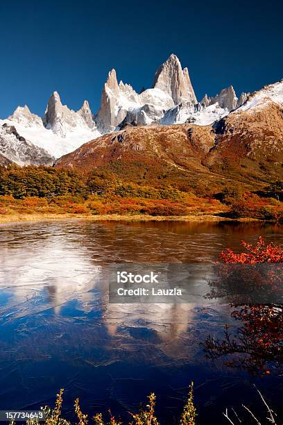 Fitz Roy Odzwierciedlenie W Icy Pond - zdjęcia stockowe i więcej obrazów El Chaltén - El Chaltén, Ameryka Południowa, Argentyna