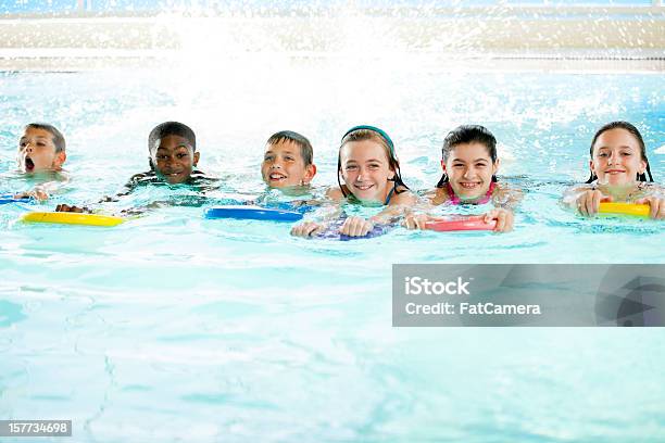 수영 레슨을 수영-동작 활동에 대한 스톡 사진 및 기타 이미지 - 수영-동작 활동, 학습, 아이