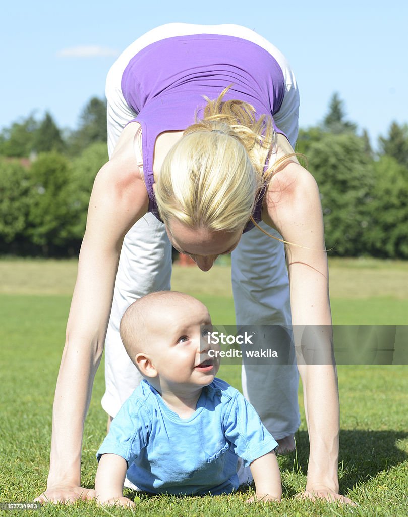 white yoga-Frau in der Natur im Freien mit baby - Lizenzfrei Aerobic Stock-Foto