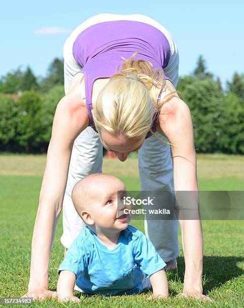 White Yogafrau In Der Natur Im Freien Mit Baby Stockfoto und mehr Bilder von Aerobic - Aerobic, Aktiver Lebensstil, Alleinerzieherin