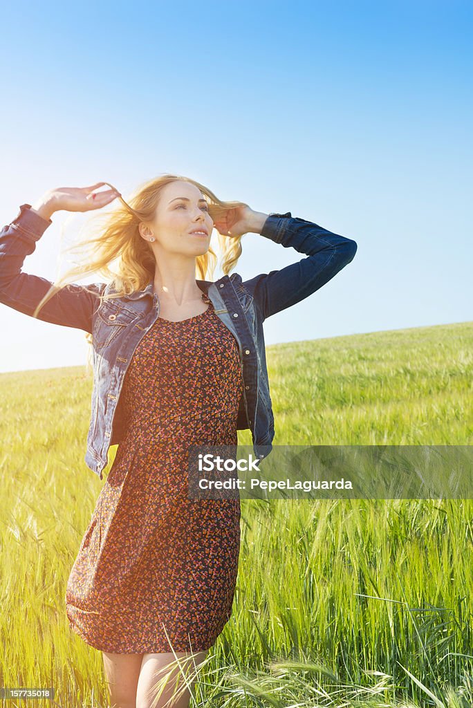 Casual fille appréciant le soleil du printemps - Photo de 20-24 ans libre de droits