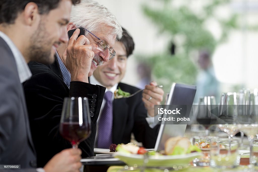 Empresários tendo o almoço no restaurante - Royalty-free 30-34 Anos Foto de stock