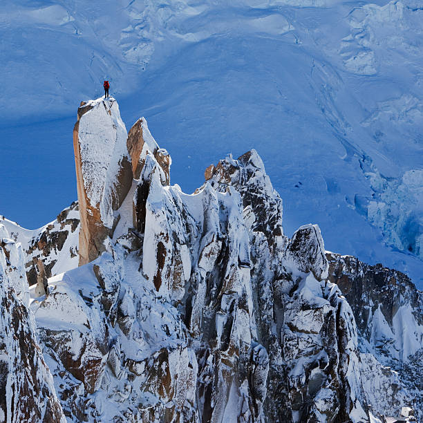 grimpeur au sommet de la montagne - aiguille du midi photos et images de collection