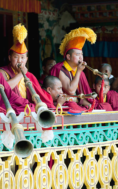 tibetan monaci buddisti durante il festival sikkim - buddhist ceremony foto e immagini stock