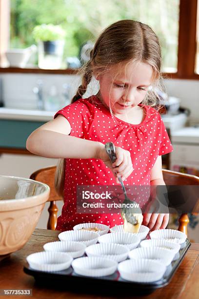 Foto de Cuidadosamente Fazer Cupcakes e mais fotos de stock de Criança - Criança, 4-5 Anos, Cozinhar