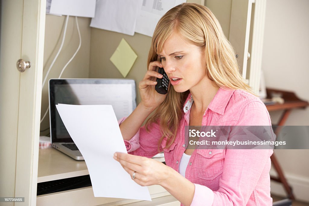 Mulher a trabalhar no escritório em casa no telefone - Royalty-free Reclamar Foto de stock